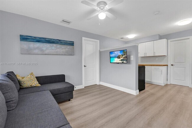 Building Photo - 1120 SW 30th St