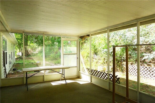 Building Photo - 327 Lee Miller Dr