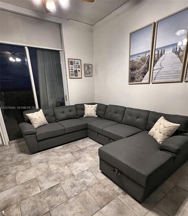 Building Photo - 16711 Collins Ave