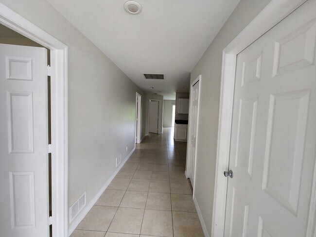 Building Photo - 5013-5015 Locke Ln