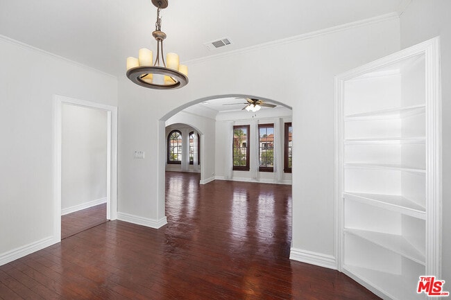 Building Photo - 1150 S Tremaine Ave