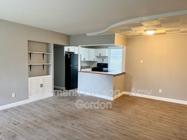 Building Photo - 2247 Lovett Dr