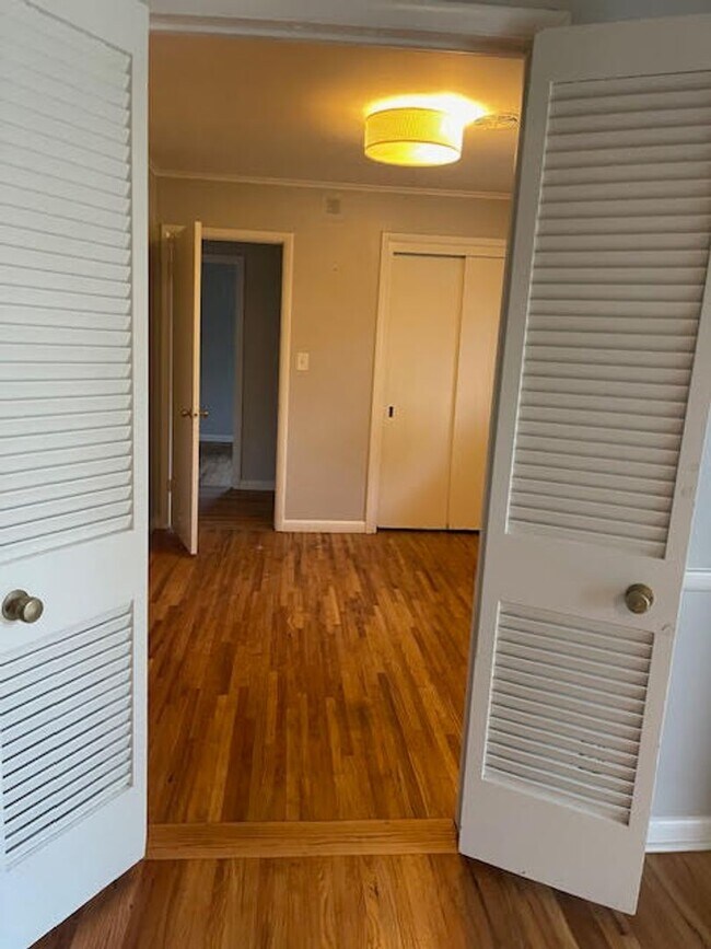 Building Photo - Well Maintained Mid Town Bungalow!