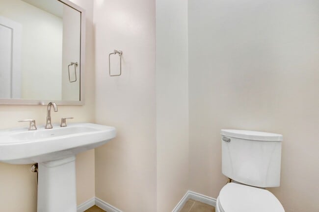 Building Photo - Tri-Level Azusa Townhome