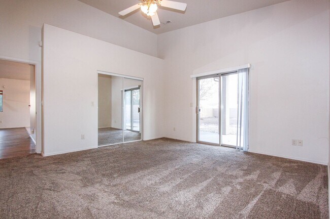 Building Photo - Granville Amenities! 3 Bedroom 2 Bath Home