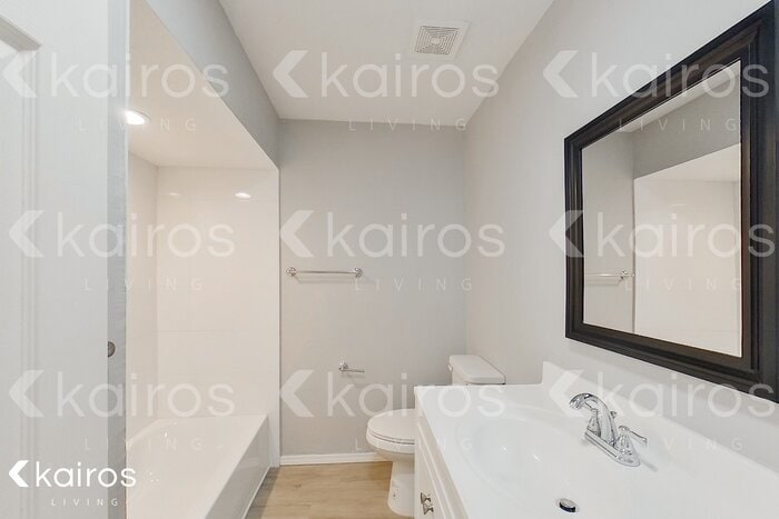 Building Photo - 4922 Parker St