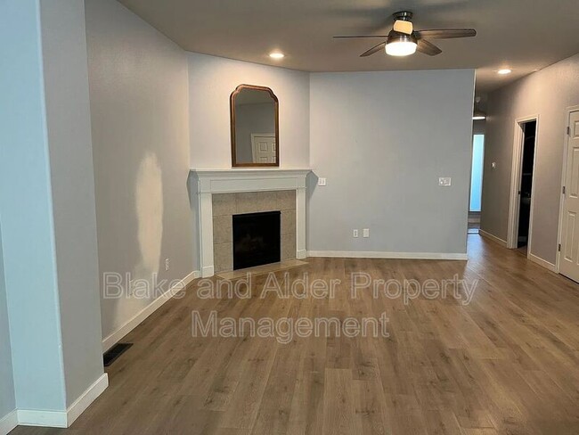 Building Photo - 3624 E Oak Grv St