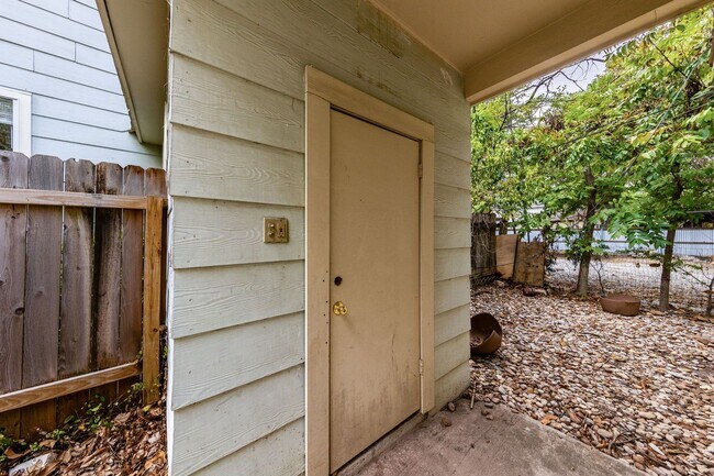 Building Photo - 909 E 38th St