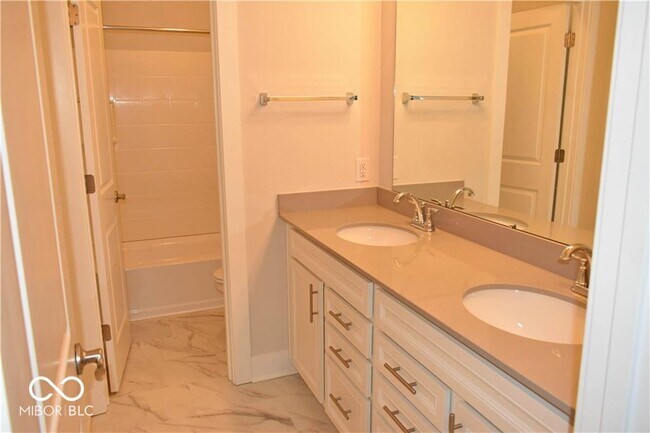 Building Photo - 874 Kinzer Ave