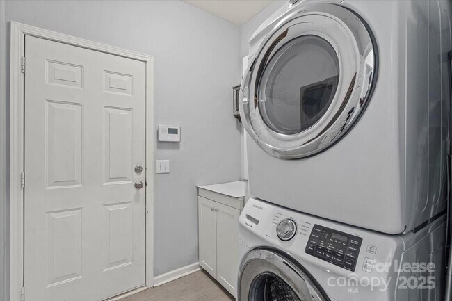 Building Photo - 9920 Eden Hall Ct