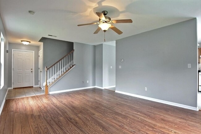 Building Photo - 3 bedroom / 2.5 bathroom Duplex for Rent in Valparaiso