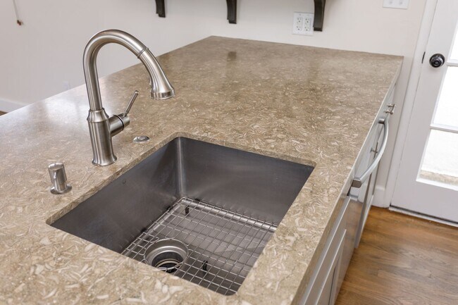 Building Photo - 502 Poinsettia Ave