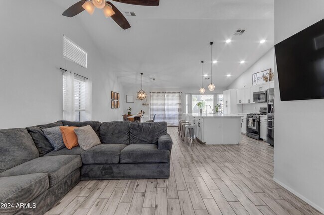 Building Photo - 1114 E Artesian Way