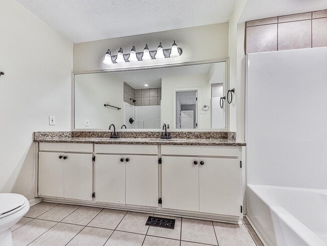 Building Photo - 63 Geraldine Dr SE