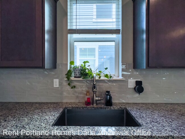 Building Photo - 3 br, 2.5 bath House - 3527 SE Reed Drive