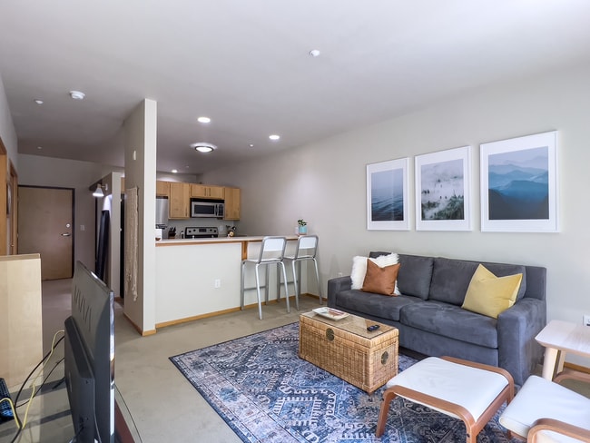 Building Photo - NW 1 Bed 1 Bath + a Den in the Pearl District! Includes W/D, Garage Parking and Storage!