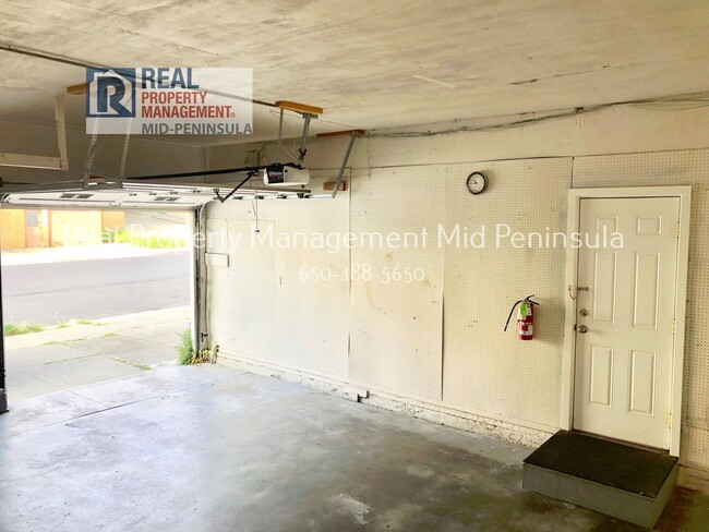 Building Photo - 2 Bedroom Apartment with covered car garage