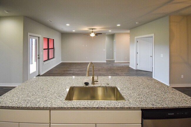 Building Photo - 4 Bedroom 2 Bathroom Home In Farmington, AR.