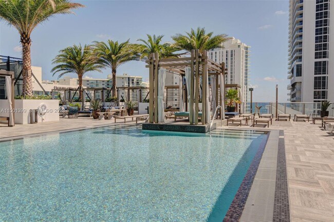 Building Photo - 4010 S Ocean Dr