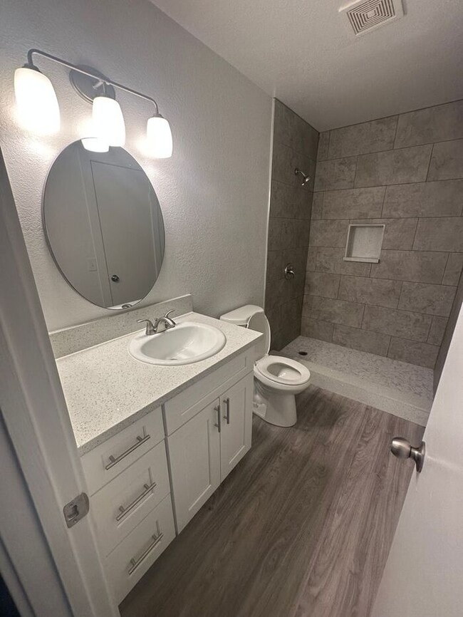 Building Photo - Beautifully Remodeled 1-Bedroom Condo in Desert Shores!