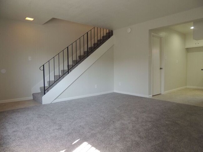 Building Photo - Renovated Townhouse in Paramount w/ Parkin...