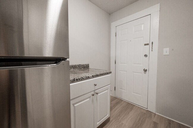 Building Photo - 303 Raynor St