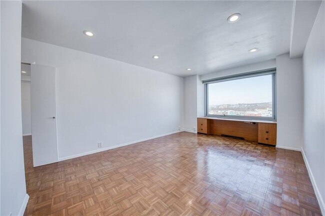 Building Photo - 320 Fort Duquesne Blvd