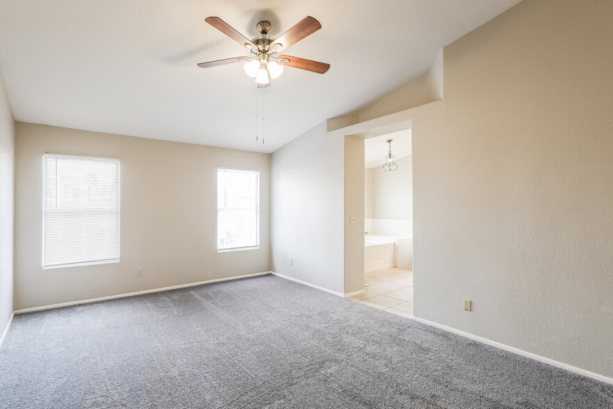 Building Photo - 8915 N Veridian Dr