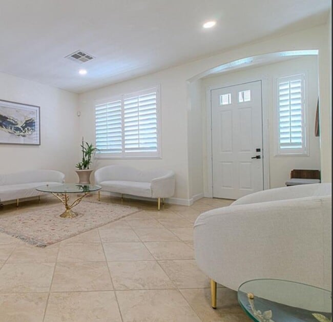 Building Photo - BEAUTIFUL 2 STORY 5 BEDROOM 4 FULL BATHROO...