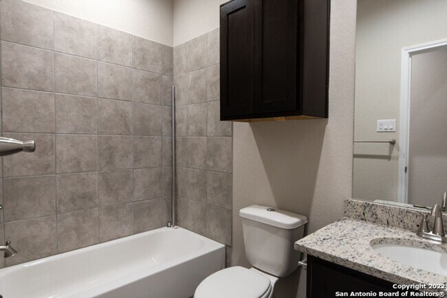 Building Photo - Luxury Townhome New Braunfels