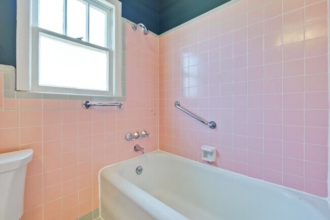 Building Photo - Updated Bungalow located in Downtown Redwood City & 15 miles from SF International Airport