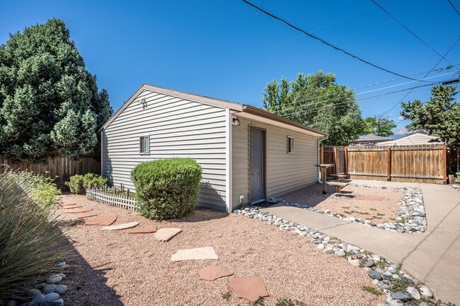 Building Photo - 2140 Robin Dr
