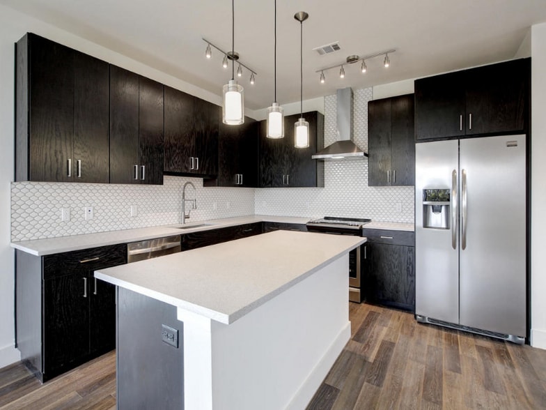 Building Photo - 1615 E 7th St