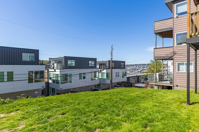 Building Photo - Sun-Filled 2BR/2BA Retreat w/ Split Layout, In-Unit W/D & Parking – Spacious 1,009 Sq Ft!