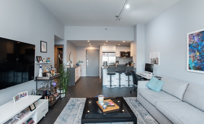 Building Photo - 102 Christopher Columbus Dr