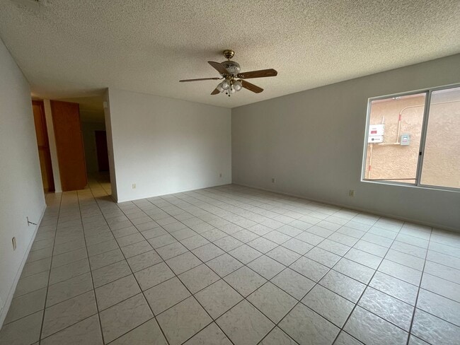 Building Photo - Two Bedroom Two Bathroom Home in Hemet!