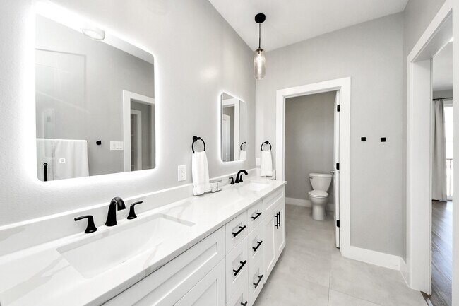 Building Photo - 410 E 41st St