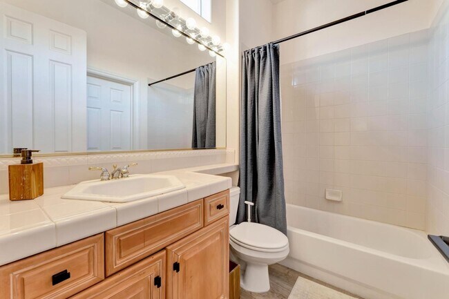 Building Photo - Queensridge Beauty - 5 bedroom on a 1/4+ acre lot