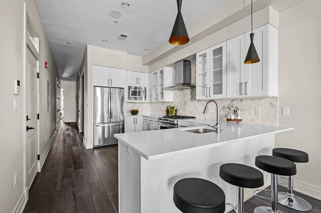 Building Photo - Beautiful 2 bed 2 bath plus den- Parking!!...