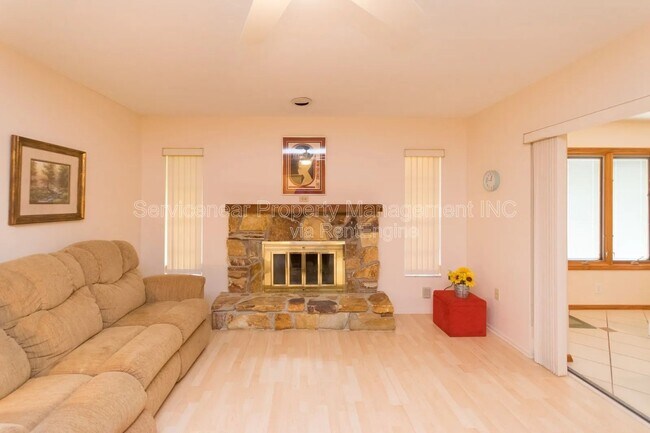 Building Photo - 423 Whispering Oaks Ct