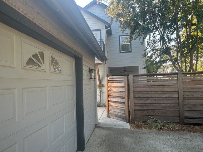 Building Photo - Charming Home in Winters, CA