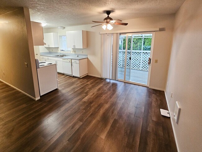 Building Photo - 506 NE Dallas Ct