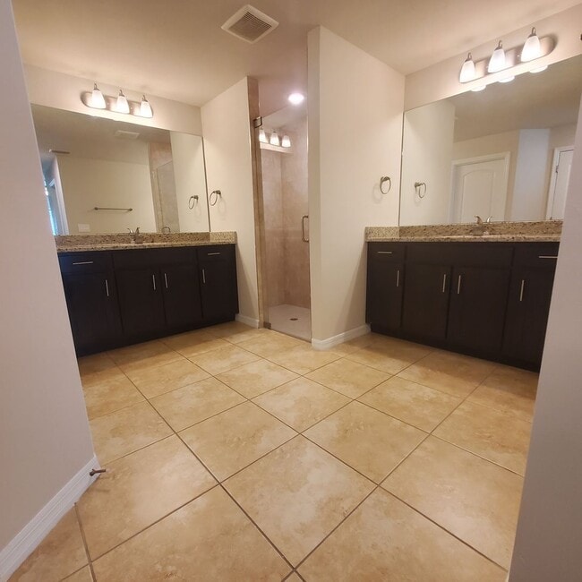 Building Photo - Spacious 4 Bedroom 2.5 Bath 2 Car Garage Home
