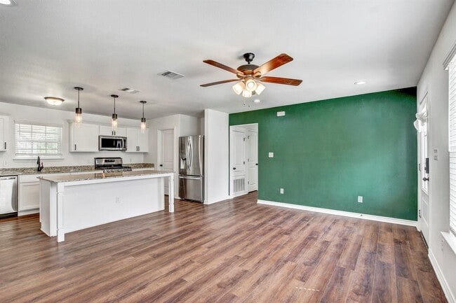 Building Photo - 610 Splitrock