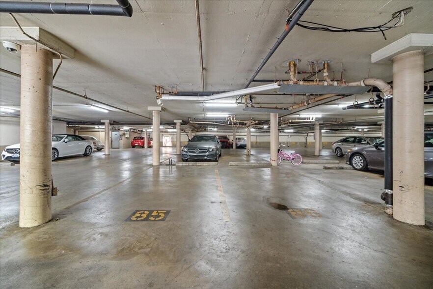 Building Photo - 8530 Holloway Dr