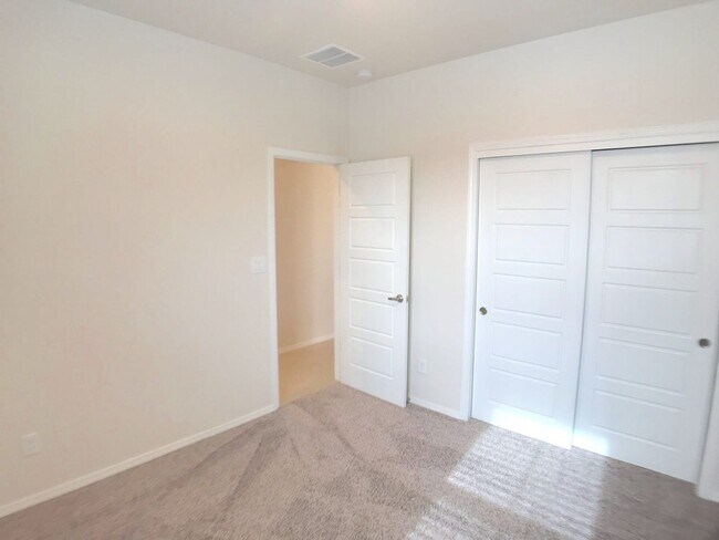 Building Photo - New! Brilliant 3 bedroom Rio Rancho Home. Refrigerated Air! Great Location! Special!