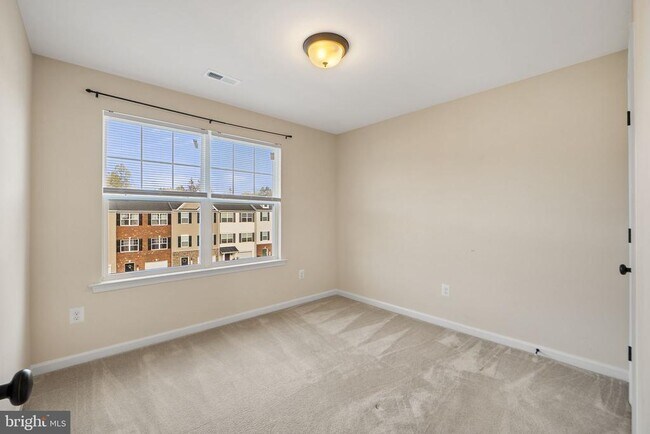 Building Photo - 2210 Mallard Landing Dr