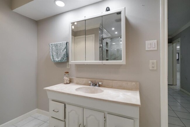 Building Photo - 2912 Camelot Ln