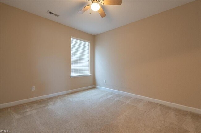 Building Photo - 302 Milton Ct