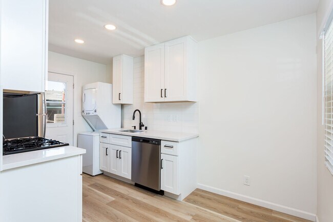 Building Photo - **PRICE REDUCED!** Amazing Renovated 1-BR ...